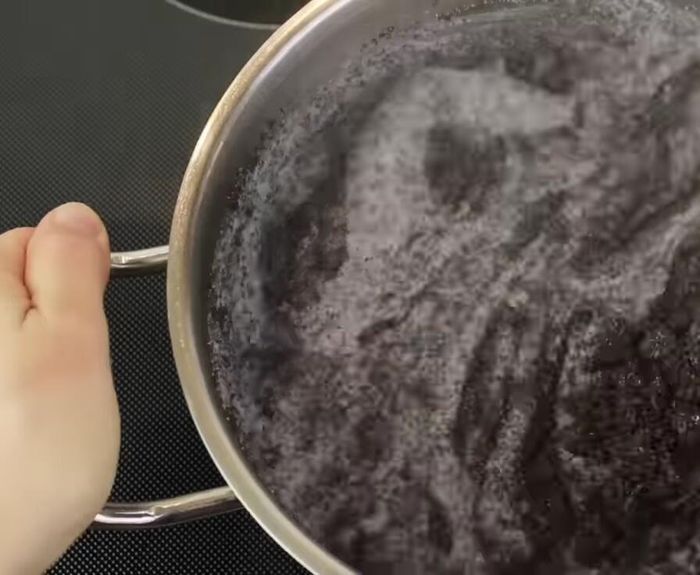 Butter unterrühren. Vom Herd nehmen und 5 Minuten stehen lassen.