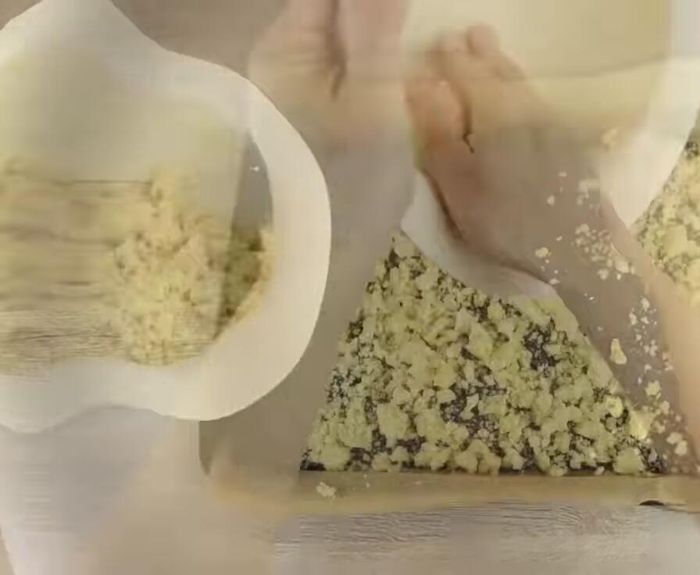 Bei 180°C Ober-/Unterhitze ca. 40 Minuten backen.