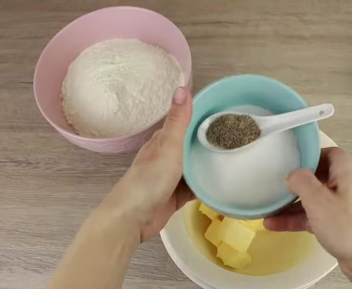 Vanillezucker und Ei hinzufügen und verkneten.