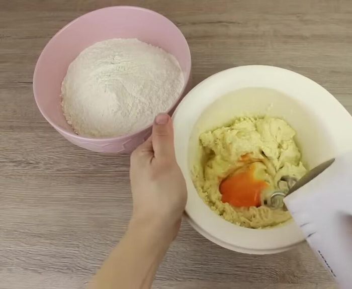 Mehl unterkneten, bis ein Teig entsteht.