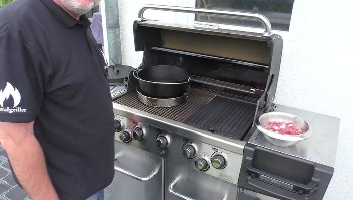 Dutch Oven vorheizen (24 Weber Briketts im Anzündkamin).