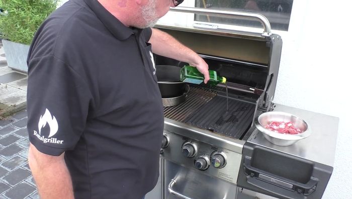 Lammfleisch portionsweise in etwas Öl auf der vorgeheizten Backplatte anbraten.