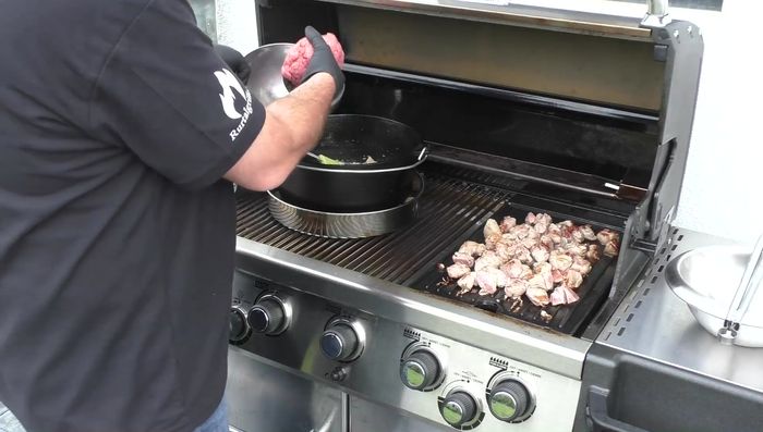 Hackfleisch zu den Zwiebeln geben und kurz mitbraten.