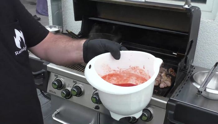 Chilischoten, Erdnüsse, Tomaten, Gemüsebrühe und Erdnussbutter zum Hackfleisch geben.