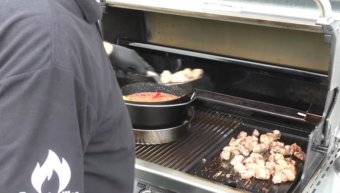 Gebratenes Lammfleisch zum Ragout hinzufügen.