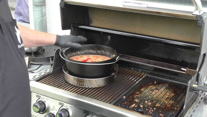 Zimtstange hinzufügen. Dutch Oven mit 10 Briketts oben und 14 unten auf dem Grill platzieren und ca. 1,5 - 2 Stunden köcheln lassen.