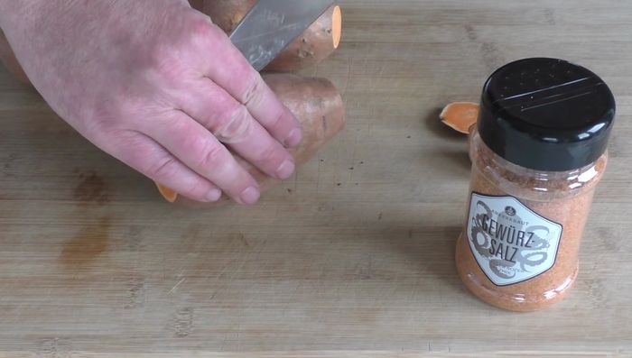 Süßkartoffeln waschen (Schale dranlassen), halbieren und mit Gewürzsalz bestreuen.