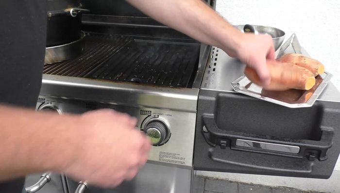 Süßkartoffeln auf der vorgeheizten Backplatte ca. 20-25 Minuten backen, bis sie weich sind.