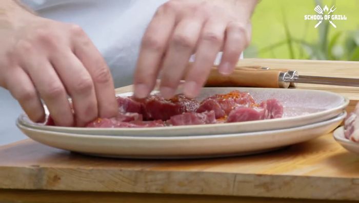 Lammfleisch, Aprikosen und Peperoncini auf Spieße stecken.