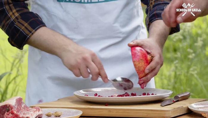 Auberginen vom Grill nehmen und das Fruchtfleisch vom schwarzen Schale lösen.