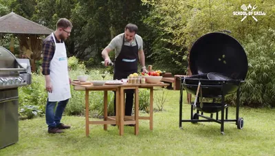 Lammspieße vom Holzkohlegrill mit Aprikosen & Granatapfel-Zwiebeln