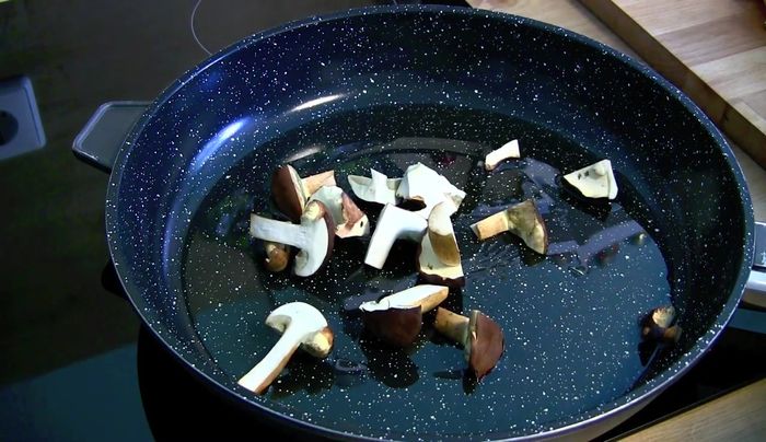 Maronen anbraten: Öl in der Pfanne erhitzen und Maronen bei hoher Hitze anbraten.