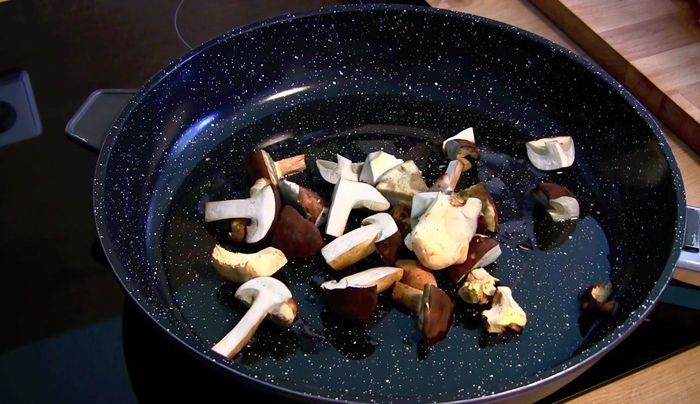 Semmelstoppelpilze hinzufügen: Semmelstoppelpilze hinzufügen und mitbraten. Nicht alle Pilze gleichzeitig in die Pfanne geben.