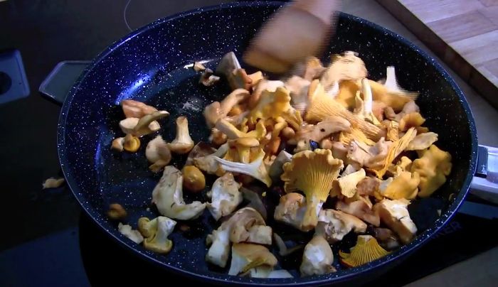 Pfifferlinge hinzufügen: Pfifferlinge hinzufügen und weiterbraten. Temperatur beachten, um Wasserbildung zu vermeiden.