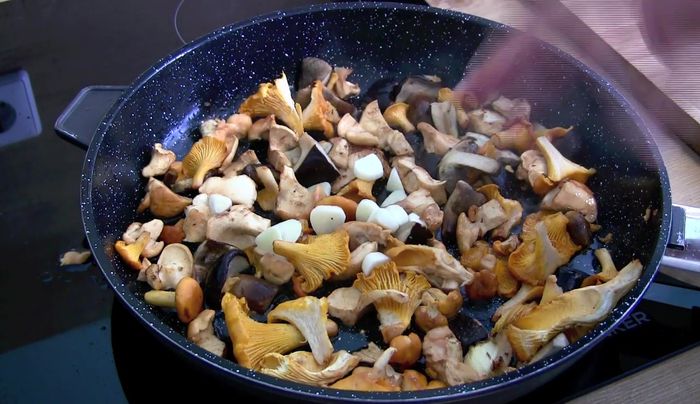 Knoblauch hinzufügen: Knoblauch grob hinzufügen.