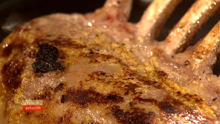 Etwas Butter zugeben und im Rohr bei 180 Grad ca. 10 Minuten zu einem rosa Fleisch braten. Dabei mehrmals wenden.