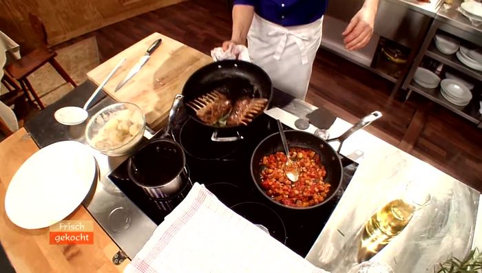 Das gebratene Fleisch herausnehmen, mit Rosmarin parfümieren und mit dem eigenen Saft übergießen. Dann warm rasten lassen.