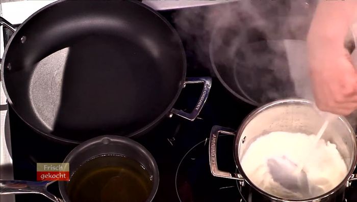 Milch aufkochen, Butter zugeben und Grieß einrieseln lassen. Bei stetigem Rühren dicklich einkochen.