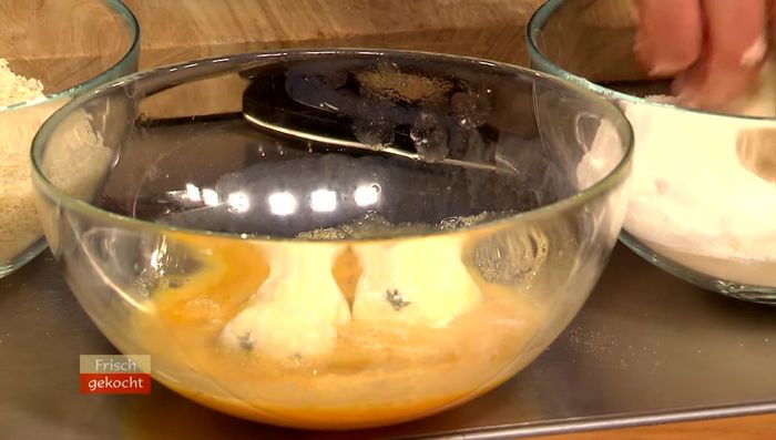 Die Knödel in Mehl und Paniermehl wenden, in reichlich Öl knusprig backen. Danach abtropfen lassen.