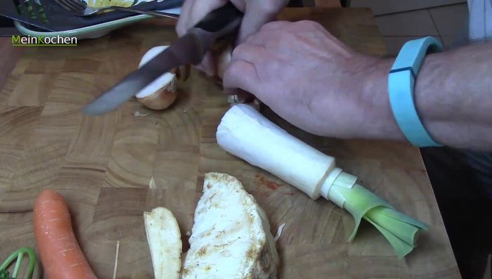 Zwiebeln halbieren, Sellerie in grobe Stücke schneiden. Alles ohne großes Abspülen oder Putzen verwenden.