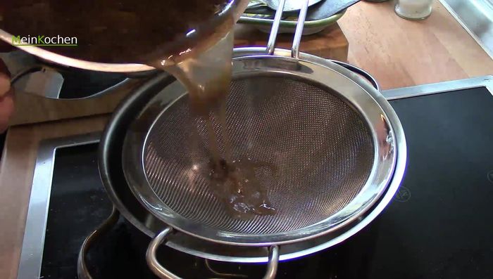 Die Suppe durch ein Sieb gießen und das Gemüse ausdrücken.