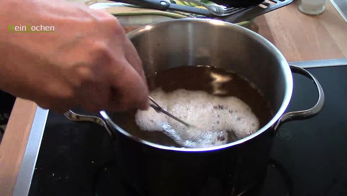 Eiweiß von 2 Eiern trennen und zum Abkühlen der Suppe hinzugeben. Das Eiweiß bindet die Schwebeteilchen für eine klare Suppe.