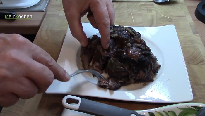 Das Ochsenschwanzfleisch vom Knochen lösen und als Einlage verwenden.