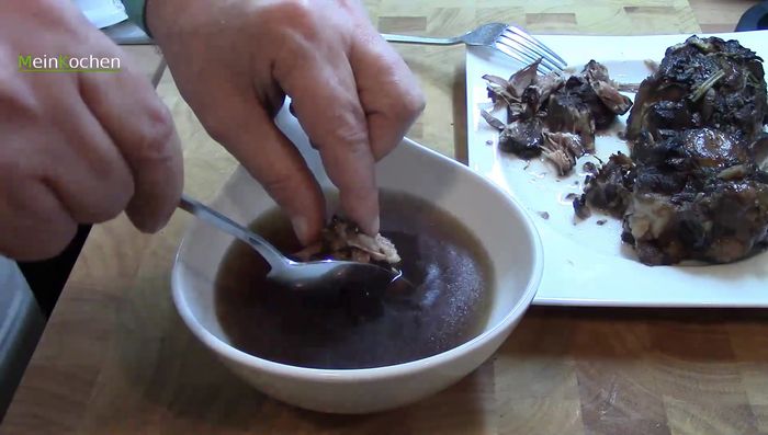 Die Suppe mit dem Fleisch in Tassen anrichten und mit Schnittlauch garnieren.