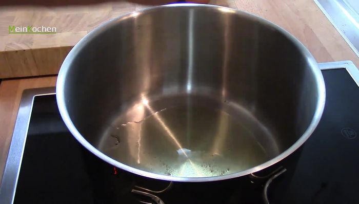 Ochsenschwanz in 3 Teile teilen und in einem Topf mit einem Esslöffel selbstgemachtem Schmalz anbraten. Währenddessen das Gemüse vorbereiten.