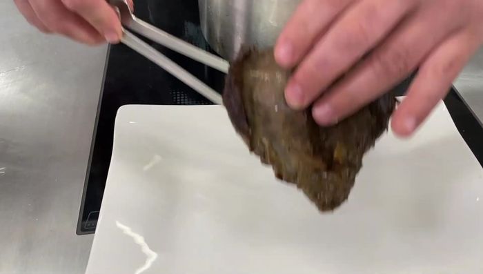 Das geschmorte Fleisch aus dem Topf nehmen und abkühlen lassen.