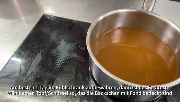 Das erkaltete Fleisch vom entstandenen Fett befreien.