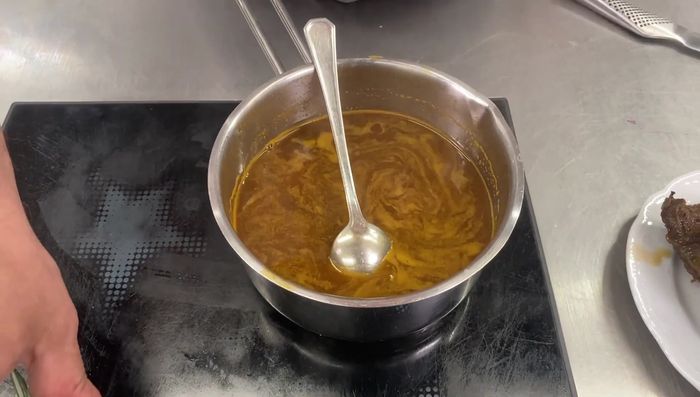 Die Soße erwärmen, mit Speisestärke andicken und mit Thymian, Rosmarin, Balsamico-Essig, Salz abschmecken.