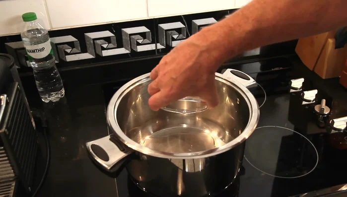 Sonnenblumenöl in einem Topf erhitzen.