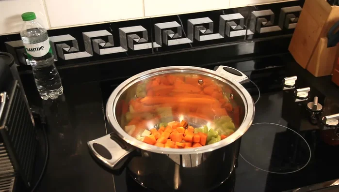 Möhren und Sellerie im Topf anbraten, bis sie eine schöne braune Farbe bekommen.