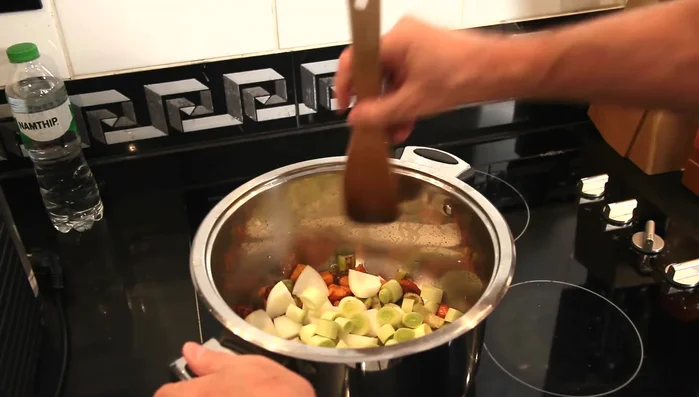 Zwiebeln und Knoblauch hinzufügen und ebenfalls anbraten.