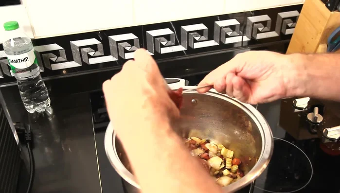 Tomatenmark unterrühren.