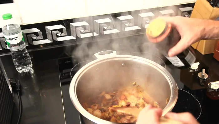 Einen Teil des dunklen Bieres angießen und köcheln lassen, bis die Flüssigkeit reduziert ist. Diesen Vorgang 2-3 mal wiederholen.