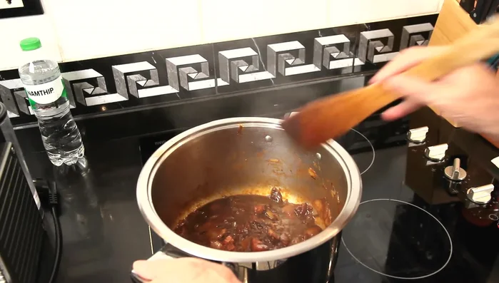 Fleischbrühe, Salz, Paprikapulver, Lorbeerblätter, schwarzen Pfeffer, Pimentkörner, Thymian und Rosmarin hinzufügen.