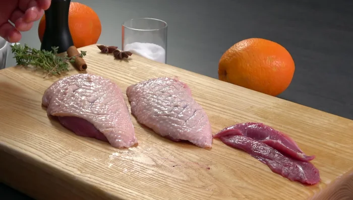 Entenbrust von beiden Seiten mit Salz und Pfeffer würzen.