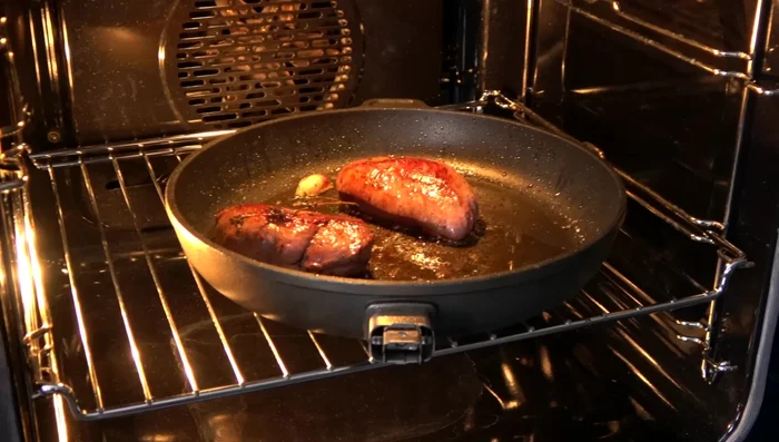 Ente bei 160°C Ober-/Unterhitze für 8-10 Minuten mit der Hautseite nach unten in den vorgeheizten Ofen geben. Kerntemperatur: ca. 60°C (mit Thermometer überprüfen).