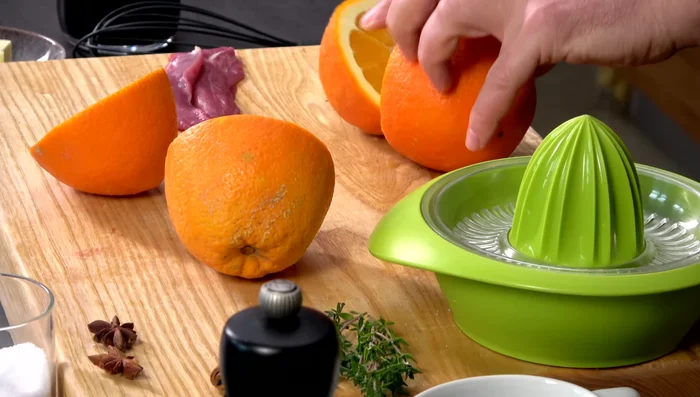 Ente aus dem Ofen nehmen und mindestens 5 Minuten ruhen lassen.