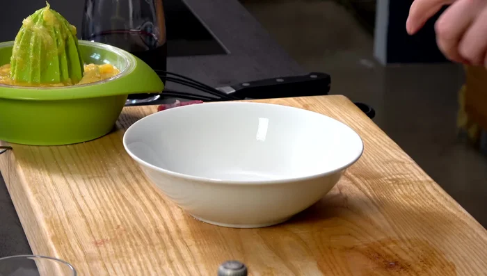 Entenfett aus der Pfanne entfernen. Mit etwas Rotwein ablöschen.