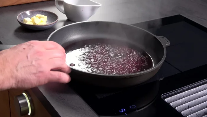 Orangensaft, Sojasauce, Zimt, Sternanis, Thymian, Salz, Pfeffer und Honig hinzufügen. Nicht zu stark reduzieren!