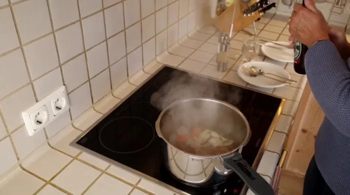 Deckel auf den Schnellkochtopf geben und 15 Minuten auf der zweiten Ringstufe garen.