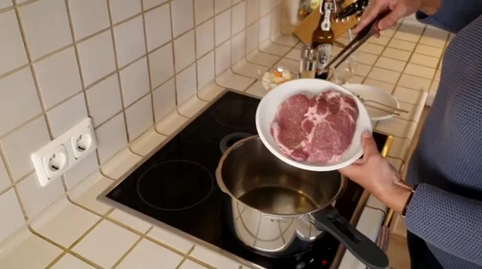 Schweinehalsteaks salzen und pfeffern. 