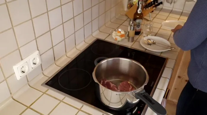 Halsteaks im erhitzten Schnellkochtopf von jeder Seite anbraten.