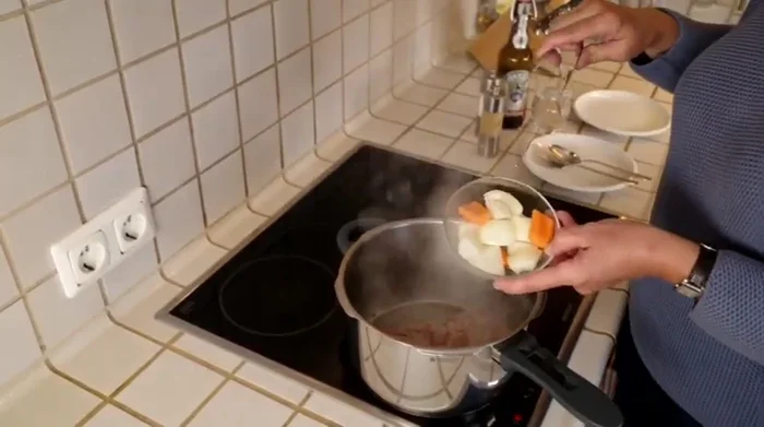 Zwiebel und Karotte (und weiteres Wurzelgemüse nach Belieben) hinzufügen und mitbraten.