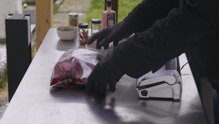 Fleisch in die Marinade legen und vakuumieren. Luft vorher ausdrücken.