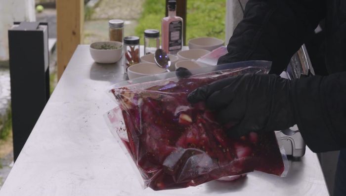 Vakuumiertes Fleisch für 24 Stunden im Kühlschrank marinieren lassen.