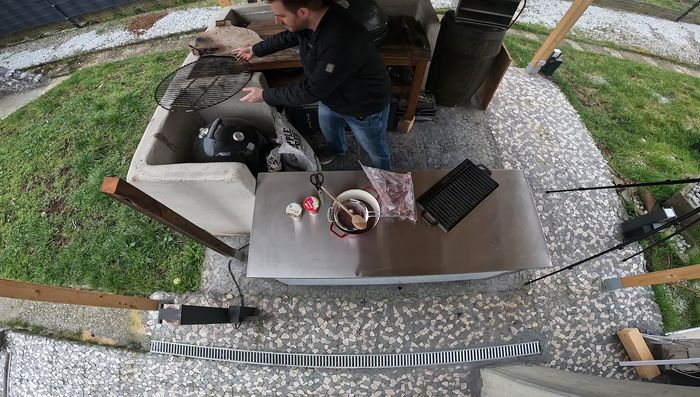 Grill vorbereiten. Griddle auf den Grill legen.